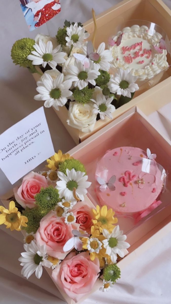 Decorated cakes with fresh flower arrangements in gift boxes